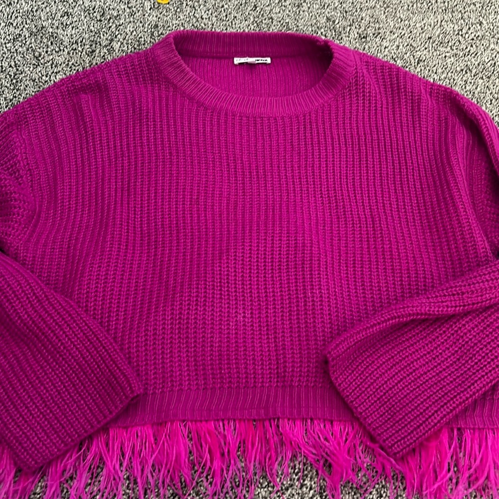 Fashion Nova sweater with faux feathers trim at bottom of sweater size large